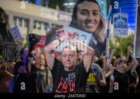 Tel Aviv, Israel. Juni 2024. Familien und Unterstützer der von der Hamas entführten Geiseln nehmen an einem Protest Teil, der ihre Freilassung fordert. Quelle: Ilia Yefimovich/dpa/Alamy Live News Stockfoto