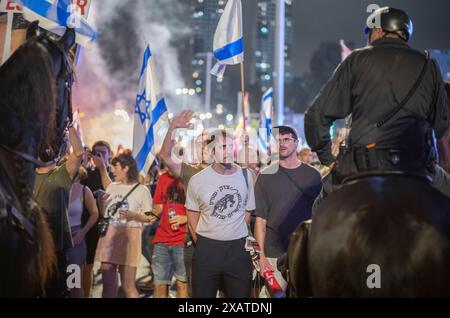 Tel Aviv, Israel. Juni 2024. Familien und Unterstützer der von der Hamas entführten Geiseln nehmen an einem Protest Teil, der ihre Freilassung fordert. Quelle: Ilia Yefimovich/dpa/Alamy Live News Stockfoto