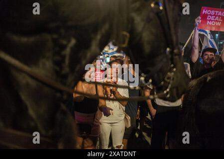 Tel Aviv, Israel. Juni 2024. Familien und Unterstützer der von der Hamas entführten Geiseln nehmen an einem Protest Teil, der ihre Freilassung fordert. Quelle: Ilia Yefimovich/dpa/Alamy Live News Stockfoto