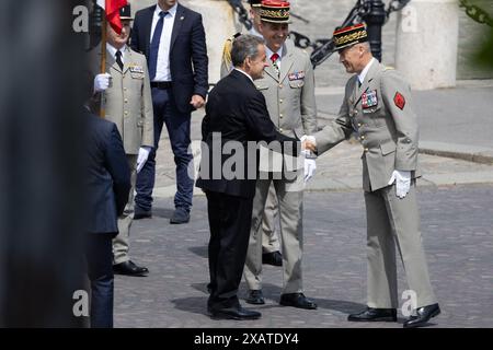 Paris, Frankreich. Juni 2024. Der ehemalige französische Präsident Nicolas Sarkozy nimmt am 8. Juni 2024 an einer Zeremonie im Triumphbogen in Paris Teil. US-Präsident Joe Biden wird Macron zu Gesprächen im Elysee-Palast in Paris treffen, gefolgt von einem Staatsbankett zu seinen Ehren, wobei der Kampf der Ukraine gegen die russische Invasion das dominierende Thema ist. Foto: Raphael Lafargue/ABACAPRESS. COM Credit: Abaca Press/Alamy Live News Stockfoto