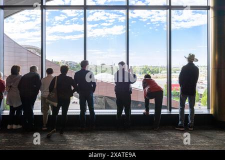 Leute, die aus dem Fenster auf dem Zwischengeschoss des BMO-Zentrums blicken. Calgary Alberta Kanada. Stockfoto