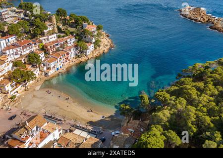 Aus der Vogelperspektive des Dorfes Sa Thuna an der Costa Brava in Katalonien Stockfoto