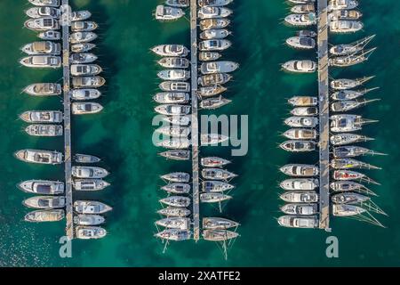 Von oben aus der Vogelperspektive der angedockten Segelboote und Yachten in einem Yachthafen Stockfoto