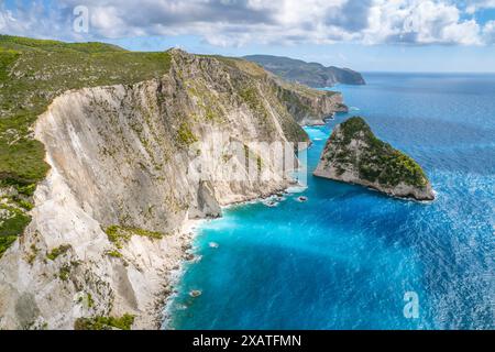 Blick aus der Vogelperspektive auf die Plakaki-Felsen auf der Insel Zakynthos, Ionisches Meer, Griechenland. Stockfoto