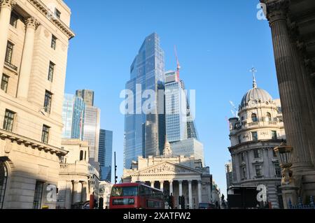 Threadneedle Street in der City of London mit Blick auf die Gebäude 22 Bishopsgate und 8 Bishopsgate oberhalb der Royal Exchange, London, England, Großbritannien Stockfoto