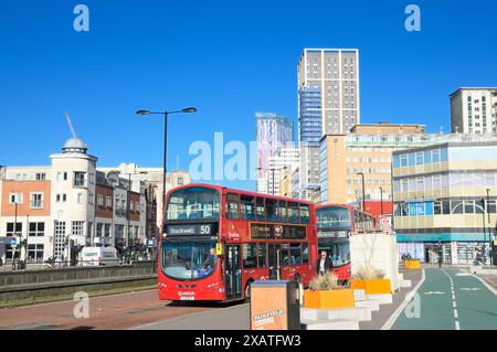 Rote Doppeldeckerbusse vor den Fairfield Halls auf der Park Lane im Stadtzentrum von Croydon mit Blick auf die Gebäude an der Wellesley Road, England, Großbritannien. Transport Stockfoto