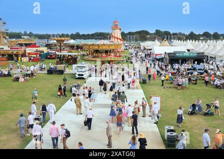 Ein erhöhter Blick auf den Abschnitt „Over the Road“ am Goodwood Revival mit Menschen in Retro-Kleidung, die durch die verschiedenen Verkaufsstände und den Messegelände spazieren Stockfoto