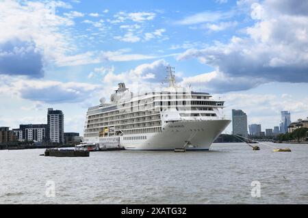 Ms 'The World' Luxusschiff auf der Themse, Greenwich, London. Exklusives privates Wohnschiff / Linienschiff / Schiff Kreuzfahrtschiffe Stockfoto