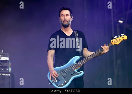 Schauspieler und Bassist Keanu Reeves von der US-amerikanischen Alternative-Rock-Band Dogstar bei Rock am Ring RAR 2024. Rock am Ring ist ein von Marek Lieberberg gegründetes Musikfestival, das traditionell auf dem Nürburgring in der Nähe der Stadt Adenau in der Eifel stattfindet. Es gilt als das traditionsreichste Rockfestival Deutschland. Nürburg, 08.06.2024 Rheinland-Pfalz Deutschland *** Schauspieler und Bassist Keanu Reeves von der US-amerikanischen Alternative Rock Band Dogstar at Rock am Ring RAR 2024 Rock am Ring ist ein Musikfestival, das von Marek Lieberberg gegründet wurde und traditionell auf der Nürburg stattfindet Stockfoto