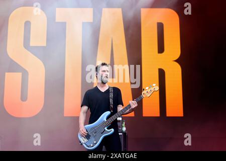 Schauspieler und Bassist Keanu Reeves von der US-amerikanischen Alternative-Rock-Band Dogstar bei Rock am Ring RAR 2024. Rock am Ring ist ein von Marek Lieberberg gegründetes Musikfestival, das traditionell auf dem Nürburgring in der Nähe der Stadt Adenau in der Eifel stattfindet. Es gilt als das traditionsreichste Rockfestival Deutschland. Nürburg, 08.06.2024 Rheinland-Pfalz Deutschland *** Schauspieler und Bassist Keanu Reeves von der US-amerikanischen Alternative Rock Band Dogstar at Rock am Ring RAR 2024 Rock am Ring ist ein Musikfestival, das von Marek Lieberberg gegründet wurde und traditionell auf der Nürburg stattfindet Stockfoto