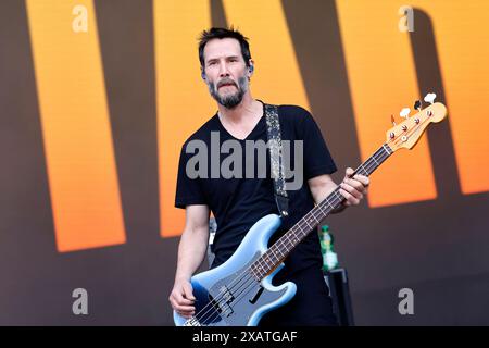 Schauspieler und Bassist Keanu Reeves von der US-amerikanischen Alternative-Rock-Band Dogstar bei Rock am Ring RAR 2024. Rock am Ring ist ein von Marek Lieberberg gegründetes Musikfestival, das traditionell auf dem Nürburgring in der Nähe der Stadt Adenau in der Eifel stattfindet. Es gilt als das traditionsreichste Rockfestival Deutschland. Nürburg, 08.06.2024 Rheinland-Pfalz Deutschland *** Schauspieler und Bassist Keanu Reeves von der US-amerikanischen Alternative Rock Band Dogstar at Rock am Ring RAR 2024 Rock am Ring ist ein Musikfestival, das von Marek Lieberberg gegründet wurde und traditionell auf der Nürburg stattfindet Stockfoto