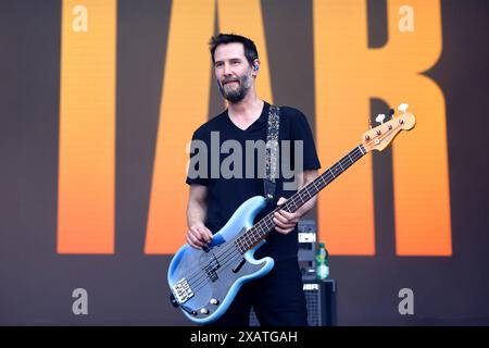 Schauspieler und Bassist Keanu Reeves von der US-amerikanischen Alternative-Rock-Band Dogstar bei Rock am Ring RAR 2024. Rock am Ring ist ein von Marek Lieberberg gegründetes Musikfestival, das traditionell auf dem Nürburgring in der Nähe der Stadt Adenau in der Eifel stattfindet. Es gilt als das traditionsreichste Rockfestival Deutschland. Nürburg, 08.06.2024 Rheinland-Pfalz Deutschland *** Schauspieler und Bassist Keanu Reeves von der US-amerikanischen Alternative Rock Band Dogstar at Rock am Ring RAR 2024 Rock am Ring ist ein Musikfestival, das von Marek Lieberberg gegründet wurde und traditionell auf der Nürburg stattfindet Stockfoto