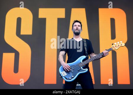 Schauspieler und Bassist Keanu Reeves von der US-amerikanischen Alternative-Rock-Band Dogstar bei Rock am Ring RAR 2024. Rock am Ring ist ein von Marek Lieberberg gegründetes Musikfestival, das traditionell auf dem Nürburgring in der Nähe der Stadt Adenau in der Eifel stattfindet. Es gilt als das traditionsreichste Rockfestival Deutschland. Nürburg, 08.06.2024 Rheinland-Pfalz Deutschland *** Schauspieler und Bassist Keanu Reeves von der US-amerikanischen Alternative Rock Band Dogstar at Rock am Ring RAR 2024 Rock am Ring ist ein Musikfestival, das von Marek Lieberberg gegründet wurde und traditionell auf der Nürburg stattfindet Stockfoto