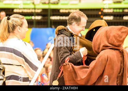 Vigo, Spanien. Juni 2024. Entrega de medallas del torneo de baloncesto Seis do Nadal, por el alcalde Abel Caballero... Gutschrift. Xan Gasalla Alamy Live News Stockfoto