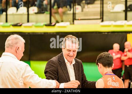 Vigo, Spanien. Juni 2024. Entrega de medallas del torneo de baloncesto Seis do Nadal, por el alcalde Abel Caballero... Gutschrift. Xan Gasalla Alamy Live News Stockfoto