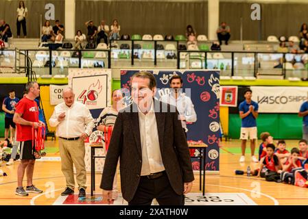 Vigo, Spanien. Juni 2024. Entrega de medallas del torneo de baloncesto Seis do Nadal, por el alcalde Abel Caballero... Gutschrift. Xan Gasalla Alamy Live News Stockfoto