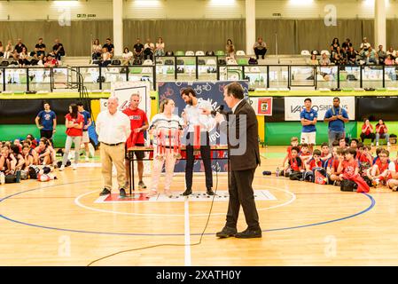 Vigo, Spanien. Juni 2024. Entrega de medallas del torneo de baloncesto Seis do Nadal, por el alcalde Abel Caballero... Gutschrift. Xan Gasalla Alamy Live News Stockfoto