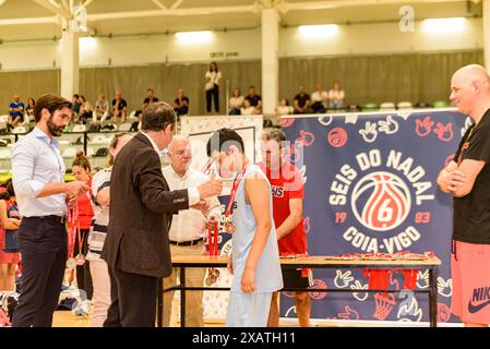 Vigo, Spanien. Juni 2024. Entrega de medallas del torneo de baloncesto Seis do Nadal, por el alcalde Abel Caballero... Gutschrift. Xan Gasalla Alamy Live News Stockfoto