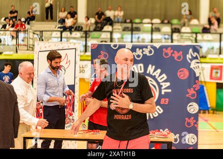 Vigo, Spanien. Juni 2024. Entrega de medallas del torneo de baloncesto Seis do Nadal, por el alcalde Abel Caballero... Gutschrift. Xan Gasalla Alamy Live News Stockfoto