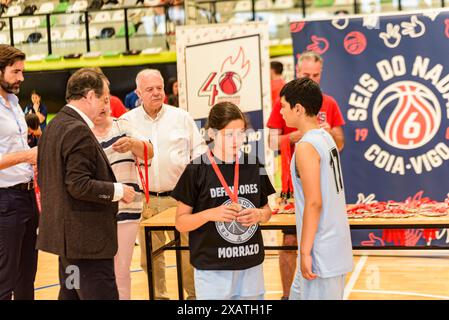 Vigo, Spanien. Juni 2024. Entrega de medallas del torneo de baloncesto Seis do Nadal, por el alcalde Abel Caballero... Gutschrift. Xan Gasalla Alamy Live News Stockfoto