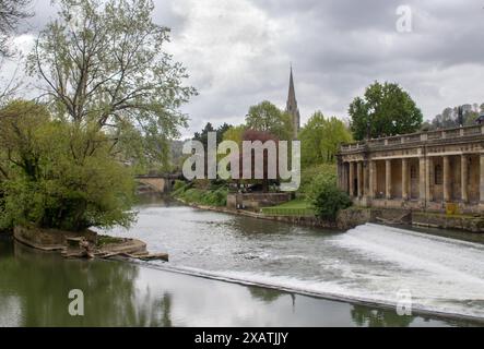 24. April 24 das Pulteney Weir am Fluss Avon mit Blick auf den Parade Gardens Park und die Colonaddes in der schönen Stadt Bath in Somersel England Stockfoto