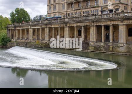 24. April 24 das Pulteney Weir am Fluss Avon mit Blick auf die Colonaddes in der schönen Stadt Bath in Somersel England Stockfoto