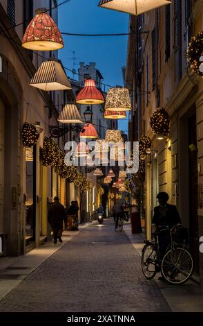 Die Installation von Lampenschirmen beleuchtet die ruhige Fußgängerzone von Parma, Provinz Emilia-Romagna, Ital Stockfoto