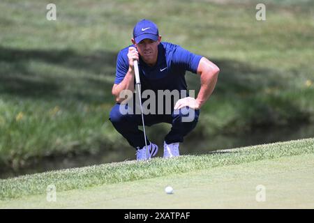 Dublin, Ohio, USA. Juni 2024. Rory McIlroy (NIR) holt das 9. Loch in der dritten Runde beim Memorial Tournament in Dublin, Ohio. Brent Clark/Cal Sport Media/Alamy Live News Stockfoto