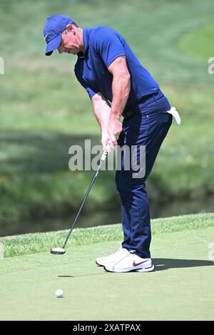 Dublin, Ohio, USA. Juni 2024. Rory McIlroy (NIR) holt das 9. Loch in der dritten Runde beim Memorial Tournament in Dublin, Ohio. Brent Clark/Cal Sport Media/Alamy Live News Stockfoto