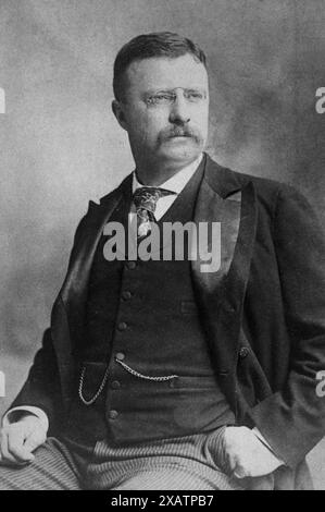 Theodore Roosevelt, der 26. Präsident der Vereinigten Staaten, war von 1901 bis 1909 im Amt. Roosevelt, bekannt für seine überschwängliche Persönlichkeit und seine robuste Männlichkeit, war eine treibende Kraft für die Progressive Ära und setzte große Reformen um. Er setzte sich für die „Square Deal“-Politik ein und konzentrierte sich auf Verbraucherschutz, Kontrolle von Unternehmen und Erhaltung natürlicher Ressourcen. Als ehemaliger Rough Rider war er maßgeblich an den Verhandlungen über das Ende des Russisch-Japanischen Krieges beteiligt und erhielt einen Friedensnobelpreis. Sein Erbe umfasst den Bau des Panamakanals und umfangreiche Naturschutzbemühungen. Stockfoto