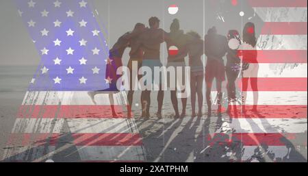 Amerikanische Flagge mit Störeffekt gegen eine Gruppe von Freunden, die am Strand zusammen stehen Stockfoto