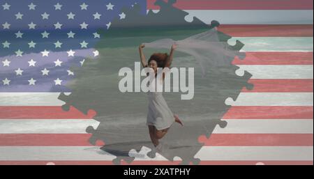 Bild eines Feuerwerks und Puzzles mit amerikanischer Flagge, die eine Frau enthüllen, die am Strand läuft Stockfoto