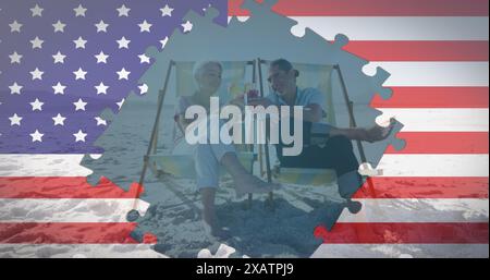 Bild eines Puzzles mit amerikanischer Flagge, das ältere Paar mit Getränken in Liegestühlen am Strand enthüllt Stockfoto