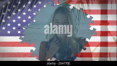 Bild von Puzzles mit amerikanischer Flagge, die lächelnde Frau am Strand enthüllen Stockfoto