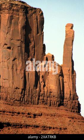 Arizona, USA, ca. 1992. Die West Mitten Rock Formation im Monument Valley Tribal Park. Stockfoto