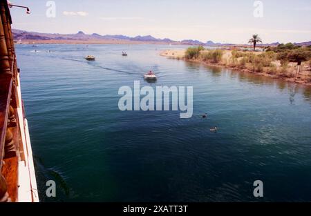 Arizona, USA, ca. 1992. Blick auf den Lake Havasu vom Raddampfer Dixie Bell. Motorboote und zwei Kormorane auf dem blauen Wasser. Stockfoto