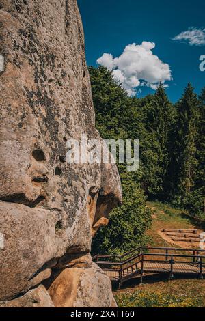 Ein Felsen in Tustan Festung Place Skole Beskids National Nature Park Lemberg Region Stockfoto