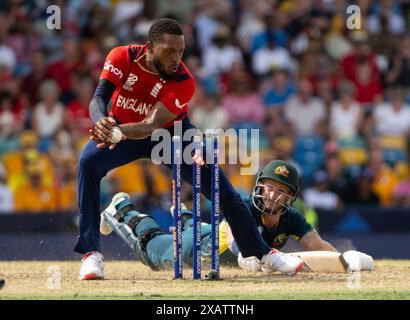 Bridgetown, Barbados. Juni 2024. ICC T20 World Cup 2024 – Australien gegen England Ein knapper Aufruf für den Australier Matthew Wade, als Chris Jordan die Kaution aus dem Weg legt, während Australien im Kensington Oval, Bridgetown, Barbados, gegen England antritt. Quelle: Ian Jacobs/Alamy Live News Stockfoto