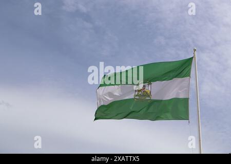 Andalusische Flagge weht im Wind Stockfoto