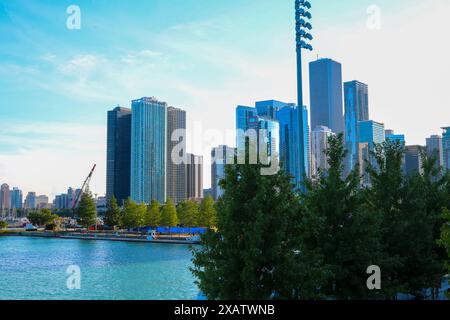 Hohe Wolkenkratzer in Chicago Illinois direkt an der Küste Stockfoto