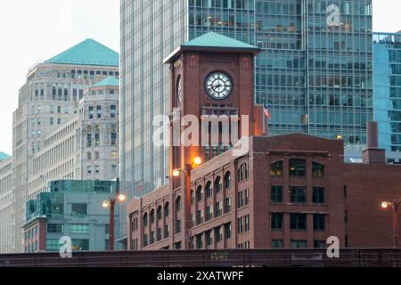 Gebäude mit Uhr in der Innenstadt von Chicago, Illinois Stockfoto