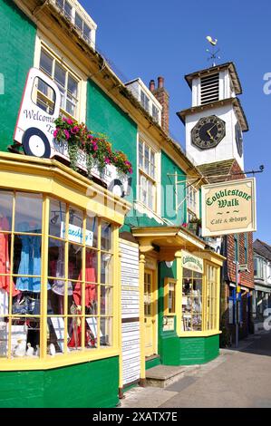 Markt, Haus und Kopfsteinpflaster Cafe, High Street, Steyning, West Sussex, England, Vereinigtes Königreich Stockfoto