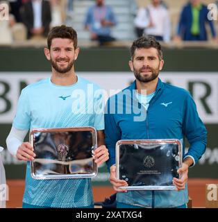 Paris, Frankreich. Juni 2024. Die Vizemeister Simone Bolelli (R)/Andrea Vavassori posieren während der Siegerehrung nach dem Finale des Doppelspiels zwischen Marcelo Arevalo (El Salvador)/Mate Pavic (Kroatien) und Simone Bolelli/Andrea Vavassori aus Italien beim French Open Tennis Turnier in Roland Garros in Paris, Frankreich, 8. Juni 2024. Quelle: Meng Dingbo/Xinhua/Alamy Live News Stockfoto