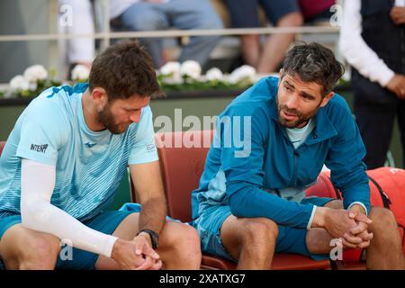 Paris, Frankreich. Juni 2024. Die Vizemeister Simone Bolelli (R)/Andrea Vavassori sprechen nach dem Finale des Doppelspiels zwischen Marcelo Arevalo (El Salvador)/Mate Pavic (Kroatien) und Simone Bolelli/Andrea Vavassori aus Italien beim French Open Tennis Turnier in Roland Garros in Paris, Frankreich, 8. Juni 2024. Quelle: Meng Dingbo/Xinhua/Alamy Live News Stockfoto