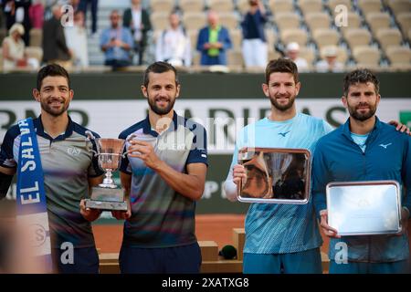 Paris, Frankreich. Juni 2024. Die Gewinner Marcelo Arevalo (1. L)/Mate Pavic (2. L) und die Vizemeisterin Simone Bolelli (1. R)/Andrea Vavassori posieren während der Preisverleihung nach dem Endspiel der Herren-Doppel zwischen Marcelo Arevalo (El Salvador)/ Mate Pavic (Kroatien) und Simone Bolelli/Andrea Vavassori aus Italien beim French Open Tennisturnier in Roland Garros in Paris, Frankreich, 8. Juni 2024. Quelle: Meng Dingbo/Xinhua/Alamy Live News Stockfoto