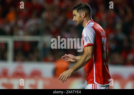 Caxias Do Sul, Brasilien. Juni 2024. RS - CAXIAS DO SUL - 06/08/2024 - CUP SUL-AMERICANA 2024, INTERNACIONAL x DELFIN - Lucas Alario, INTERNACIONAL Spieler während eines Spiels gegen Delfin im Alfredo Jaconi Stadion für die Copa Sul-Americana 2024 Meisterschaft. Quelle: AGIF/Alamy Live News Stockfoto