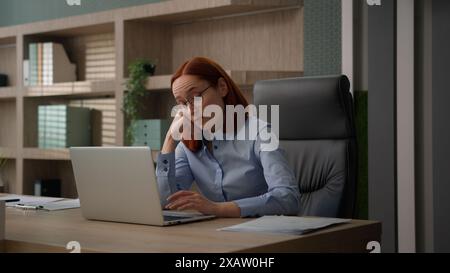 Gelangweilt traurig kaukasische Büroangestellte müde unmotivierte Geschäftsfrau Managerin desinteressiert langweilige Online-Laptop-Arbeit faul erschöpft Stockfoto