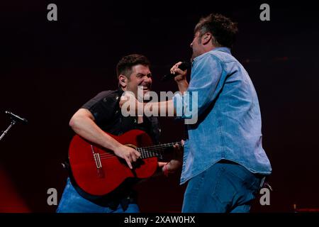 Sevilla, Spanien. Juni 2024. Die Estopa-Gruppe gibt am 08. Juni 2024 ein Konzert im La Cartuja-Stadion zum 25-jährigen Bestehen der Musik in Sevilla, Spanien. (Foto: Jose Luis Contreras/Dax Images) (Foto: DAX Images/NurPhoto) Credit: NurPhoto SRL/Alamy Live News Stockfoto