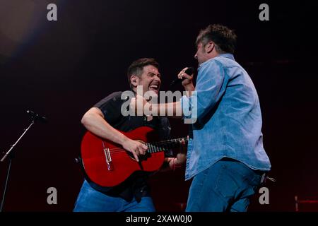 Sevilla, Spanien. Juni 2024. Die Estopa-Gruppe gibt am 08. Juni 2024 ein Konzert im La Cartuja-Stadion zum 25-jährigen Bestehen der Musik in Sevilla, Spanien. (Foto: Jose Luis Contreras/Dax Images) (Foto: DAX Images/NurPhoto) Credit: NurPhoto SRL/Alamy Live News Stockfoto