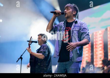 Sevilla, Spanien. Juni 2024. Die Estopa-Gruppe gibt am 08. Juni 2024 ein Konzert im La Cartuja-Stadion zum 25-jährigen Bestehen der Musik in Sevilla, Spanien. (Foto: Jose Luis Contreras/Dax Images) (Foto: DAX Images/NurPhoto) Credit: NurPhoto SRL/Alamy Live News Stockfoto